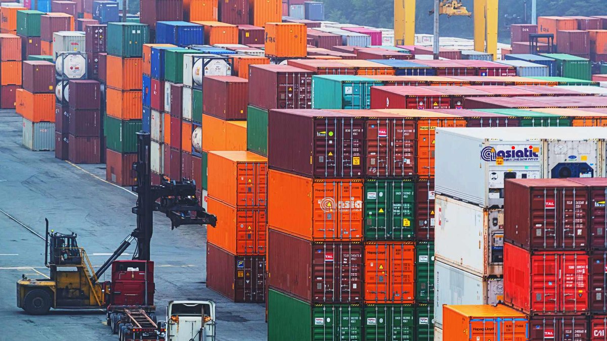 Container stacks with a reach stacker